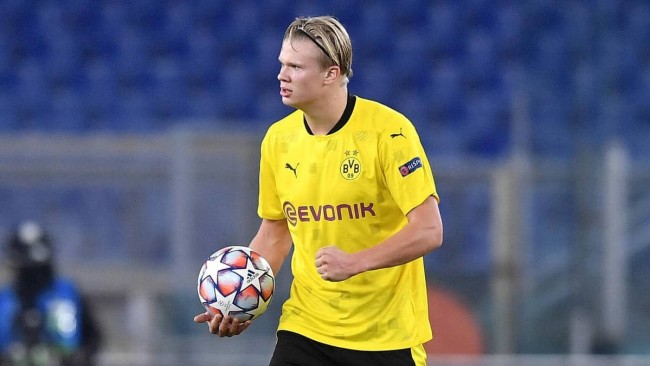 输掉国家德比后，河床球员萨拉斯用拳击打场内拍照的一名人员